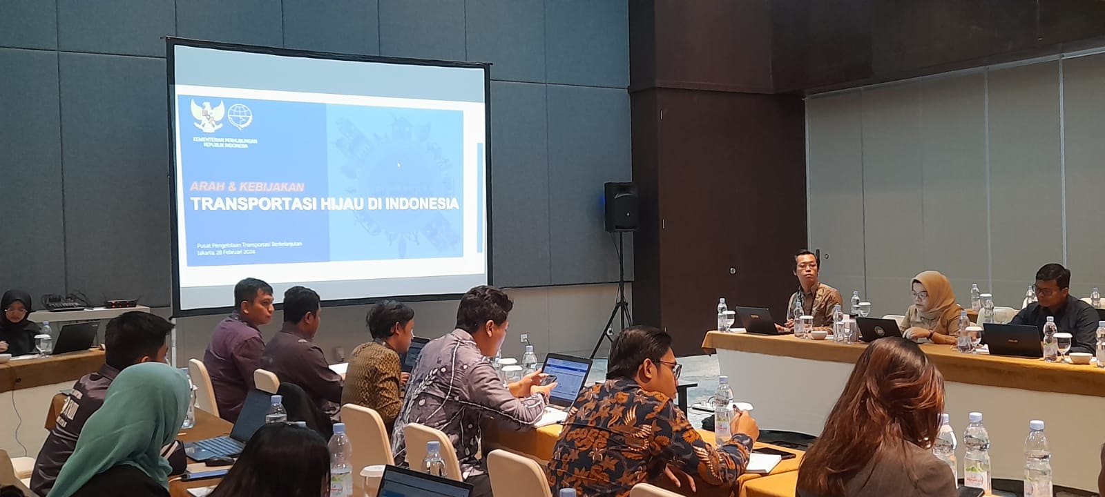 Pengembangan Transportasi Hijau untuk Mendukung Ekonomi Berkelanjutan di Indonesia 